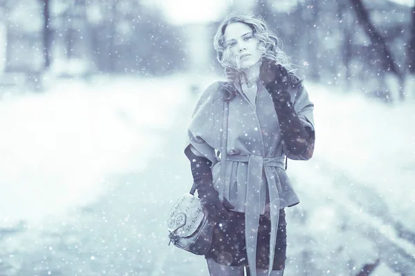 Chica usando abrigo en invierno —  Fotos de Stock