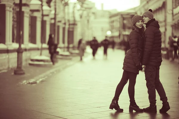 Любящая пара, гуляющая по городу — стоковое фото