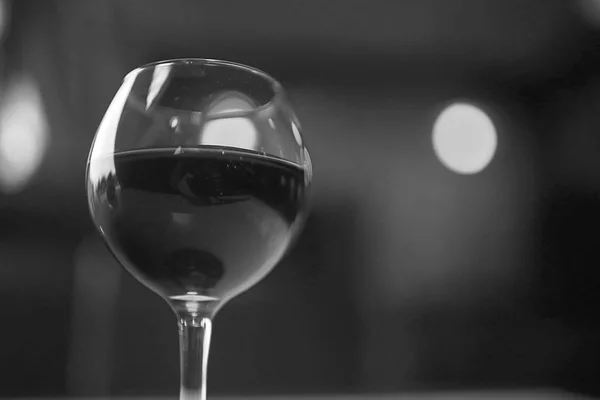 赤ワインのガラスを提供 — ストック写真