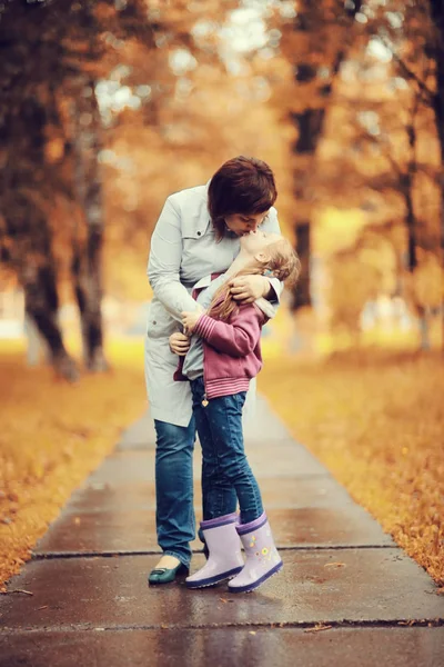 Madre che cammina con figlia all'aperto — Foto Stock