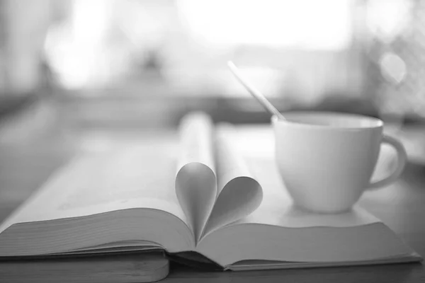 Heart from book pages — Stock Photo, Image