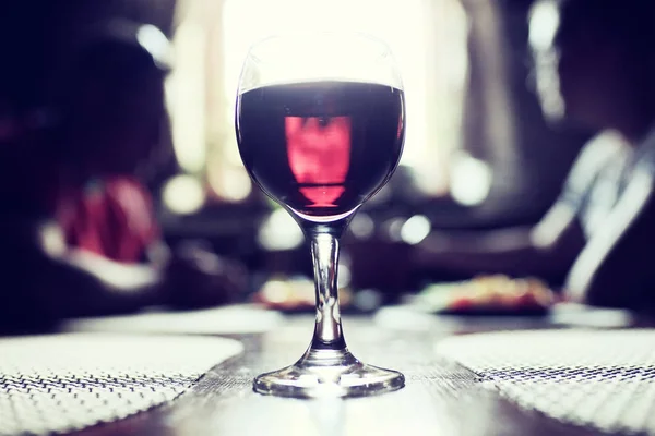 Slouží sklenici červeného vína — Stock fotografie