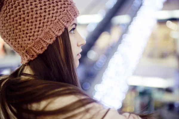 Fille marche dans le centre commercial — Photo