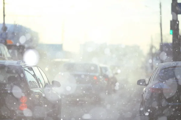 Carro na estrada da cidade no inverno — Fotografia de Stock