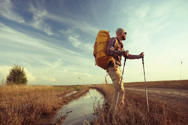Человек путешественник с рюкзаком — стоковое фото