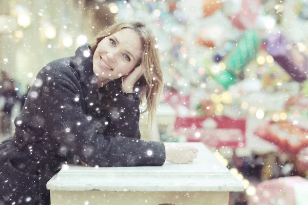 Retrato de invierno de chica feliz —  Fotos de Stock