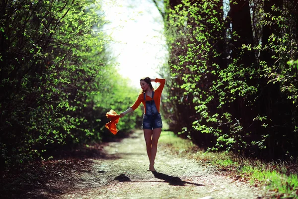 Junges Mädchen im Frühlingswald — Stockfoto