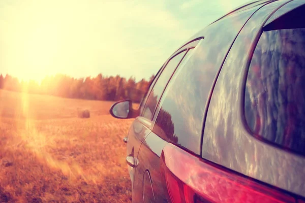 Auto op herfst zonnig weg — Stockfoto