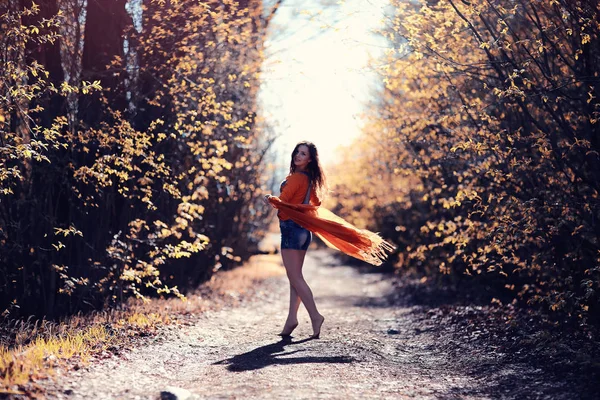 Веселая девушка в осеннем парке — стоковое фото