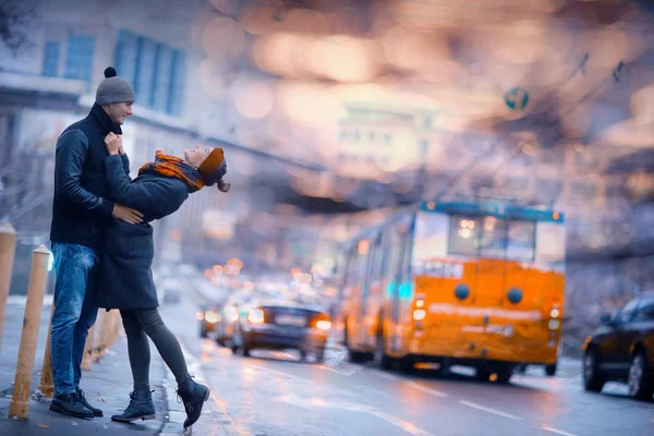 Giovane coppia a piedi in città — Foto Stock