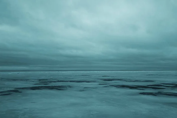 Παγωμένη λίμνη το χειμώνα — Φωτογραφία Αρχείου