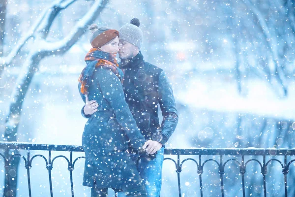 Homme et femme dans un parc de la ville — Photo