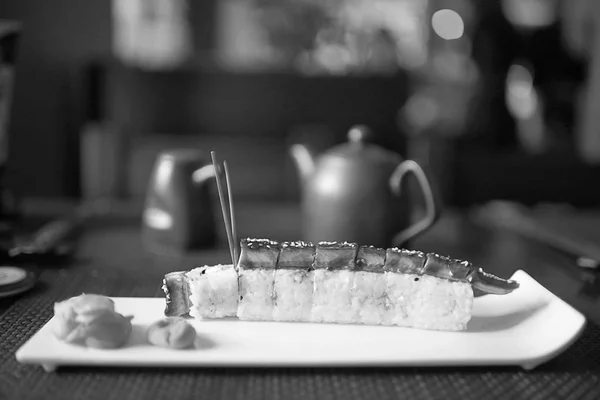 Rij van sushi in restaurant — Stockfoto