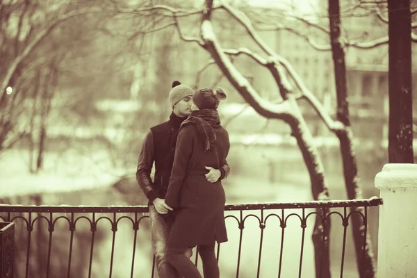 Couple amoureux marchant dans la ville — Photo