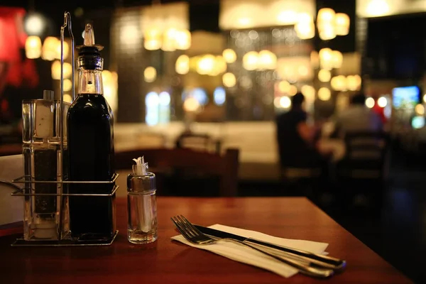 Utensílios de mesa e comida em restaurante — Fotografia de Stock