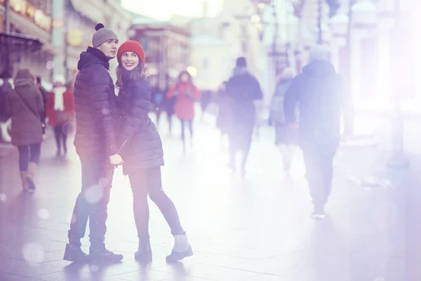 在城里散步的年轻夫妇 — 图库照片