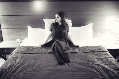 kadın bir yatakta otel