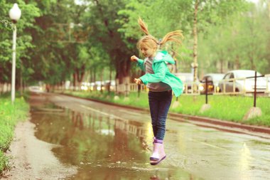 sonbahar parkta koşan kız 