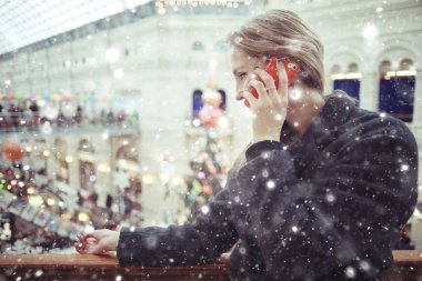 Mutlu kız telefonda konuşuyor.