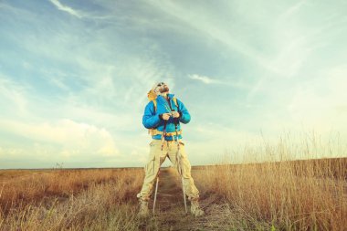 Erkek seyahat etmek sırt çantası ile hiking