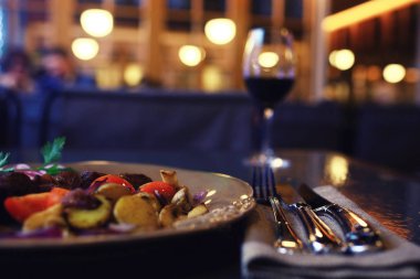 Bir bardak kırmızı şarap hizmet