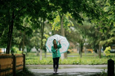Bahar yağmur altında sevimli kız