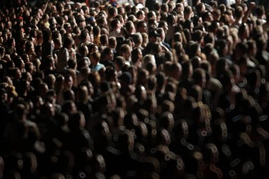 kalabalık bir rock konserinde