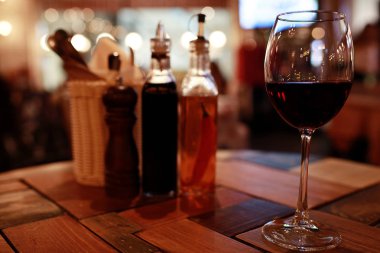 Bir bardak kırmızı şarap hizmet