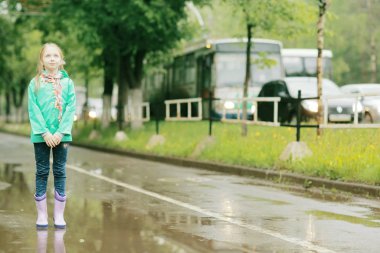 Bahar yağmur altında sevimli kız