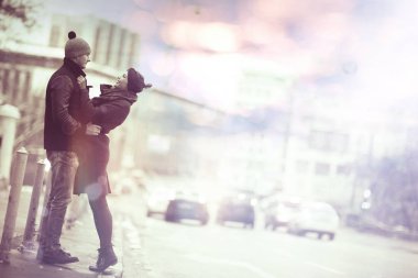 Genç bir çift şehirde yürüyor. 