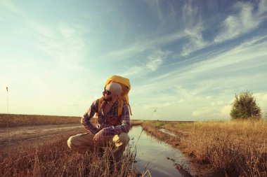 Erkek seyahat etmek sırt çantası ile hiking