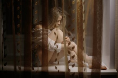 Genç sarışın bir kadın portresi