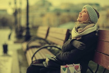 Bankta oturan kadın