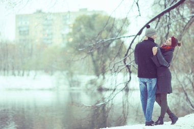 Genç bir çift şehirde yürüyor. 