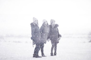 Kış üç genç kadın