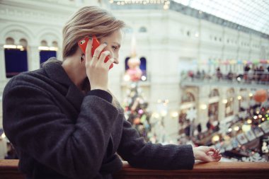 Kışın dalgın kadın