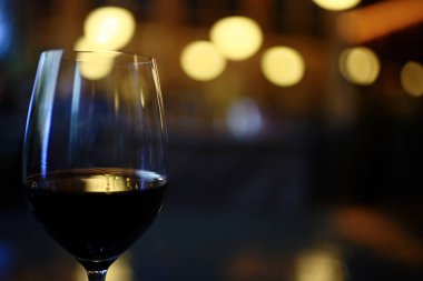 Bir bardak kırmızı şarap hizmet