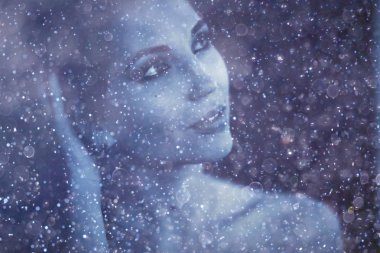 Kışın güzel kadın