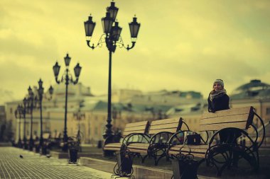 Bankta oturan kadın