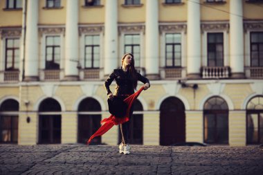 üzerinde sonbahar şehirde genç kadın