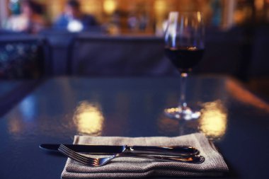 Bir bardak kırmızı şarap hizmet