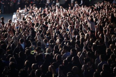kalabalık bir rock konserinde