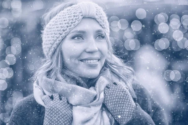 Retrato de inverno de menina feliz — Fotografia de Stock