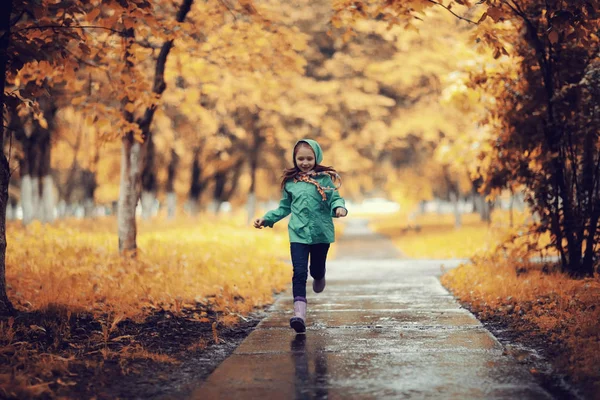 Dziewczyna pracuje w parku jesień — Zdjęcie stockowe
