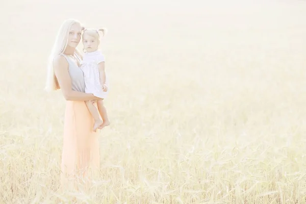 Madre abbracciando figlia in campo — Foto Stock