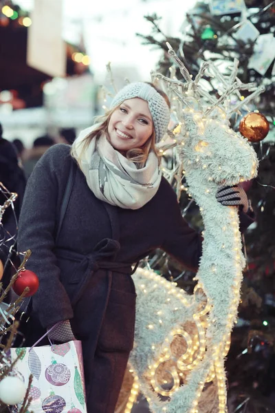 선물을 구입 하는 행복 한 여자 — 스톡 사진