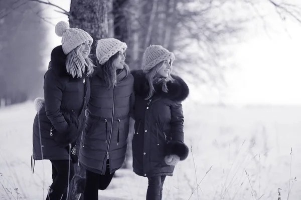 Tre giovani donne in inverno — Foto Stock