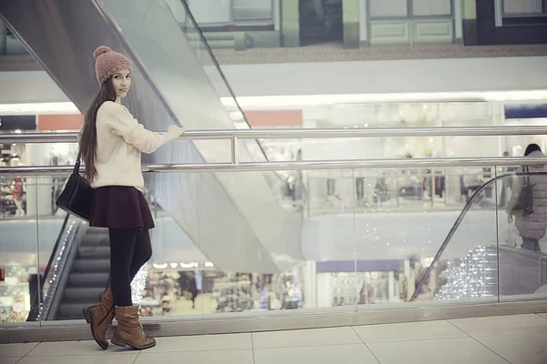 Девушка ходит по торговому центру — стоковое фото