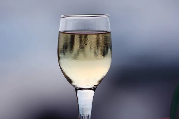 Middag med vin glas på bordet — Stockfoto