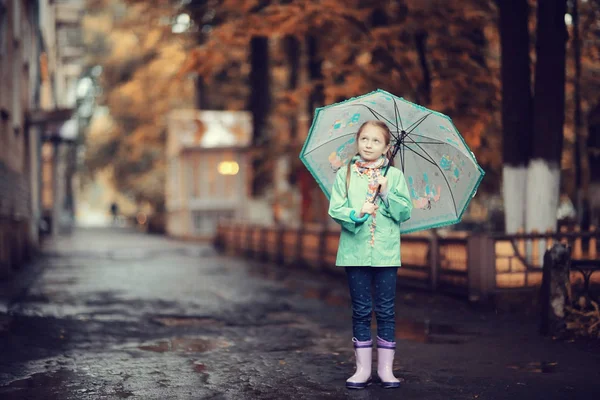 Liten flicka promenader i parken hösten — Stockfoto